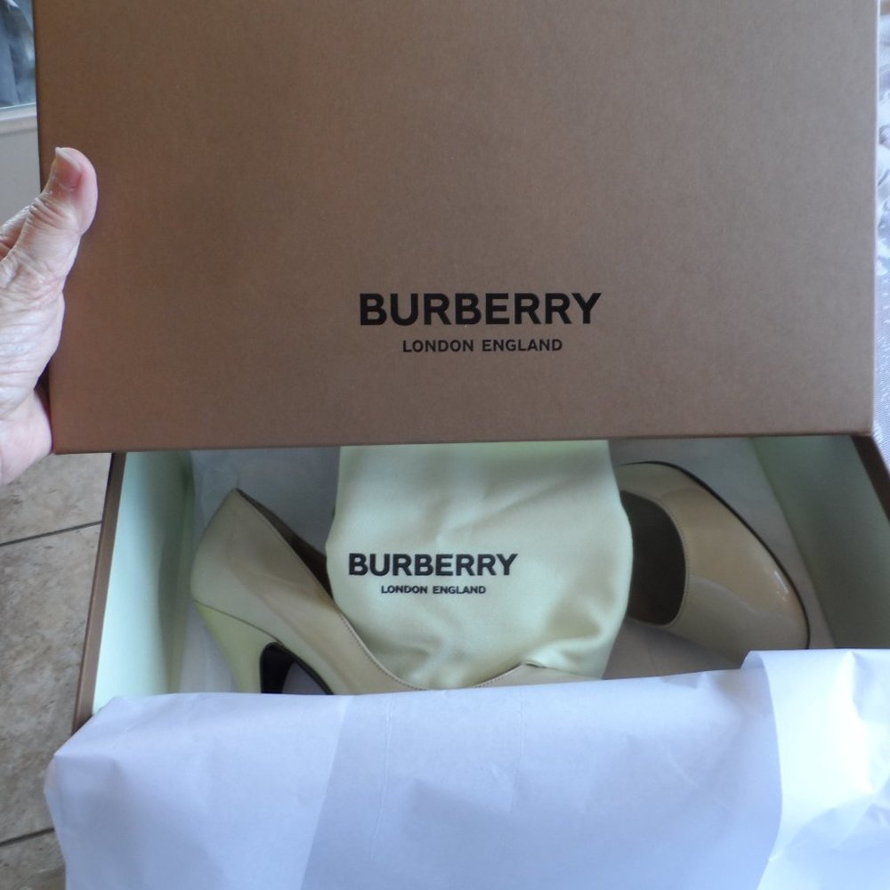 New Burberry Light Green Patent Leather Heeled Pumps Size 36.5 M - Picture 14 of 15